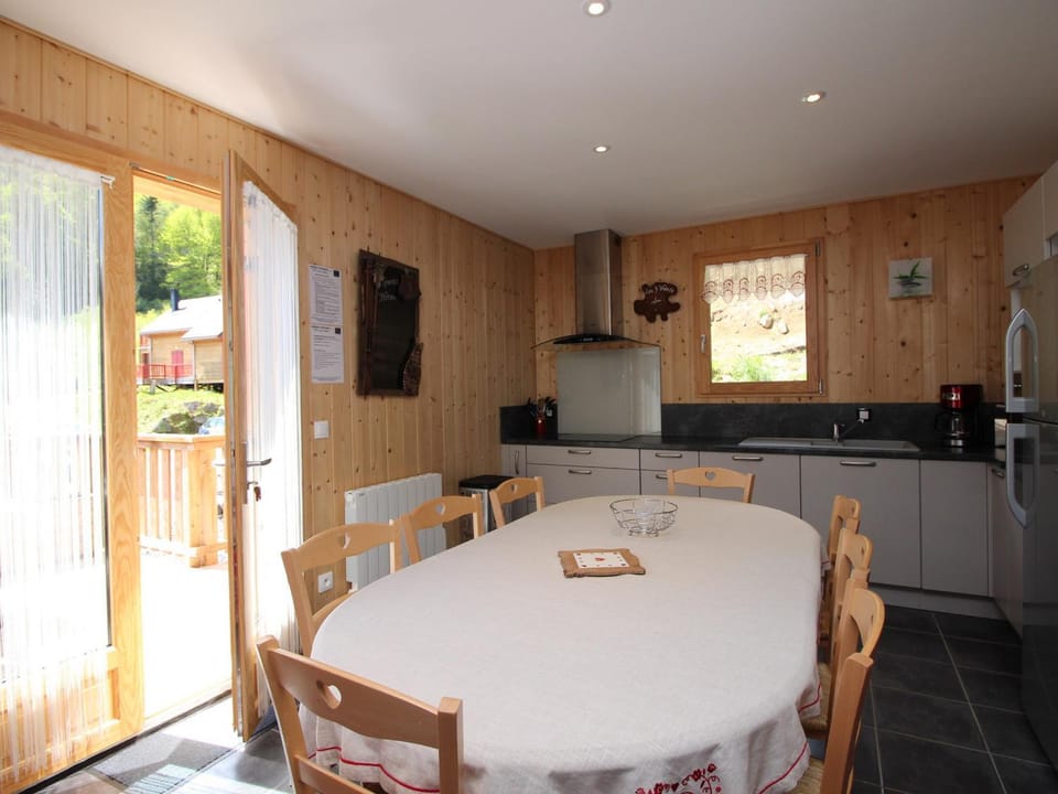 Chalet 4* avec Terrasse Panoramique, WiFi et Parking, 8 Pers. - FR-1-608-15 Chalet in Auvergne-Rhône-Alpes
