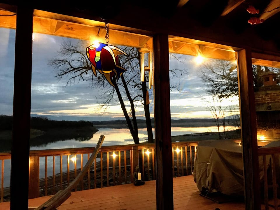 Live Luv Lake, Hot Tub, Private Boat Dock, WIFI,560 FREE tickets each paid day Chalet in Sevierville