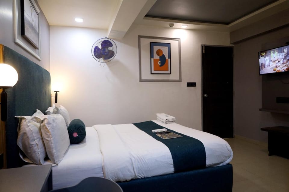 HOTEL GOLD LEAF Bed and Breakfast in Ahmedabad