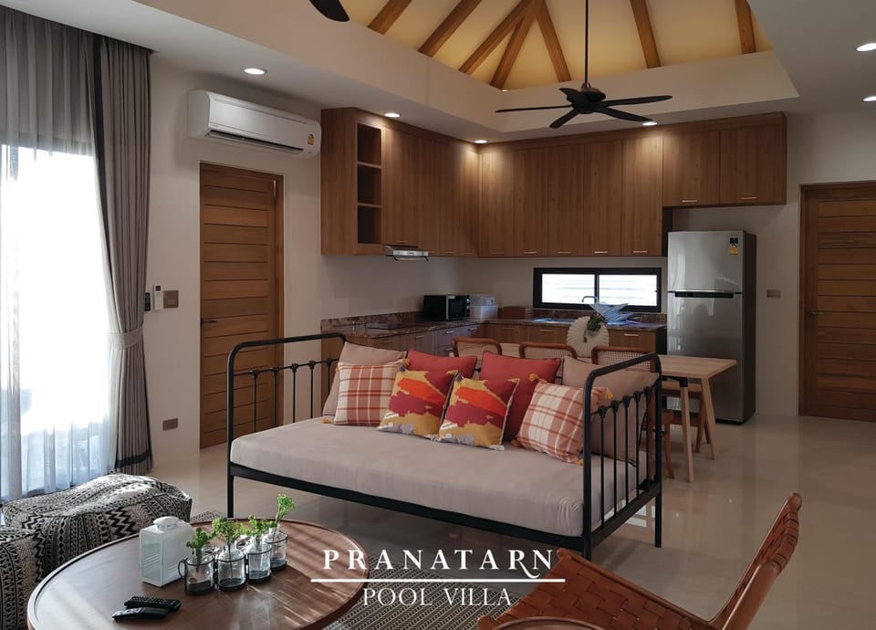Kitchen or kitchenette, Living room, Seating area, Dining area, Communal kitchen