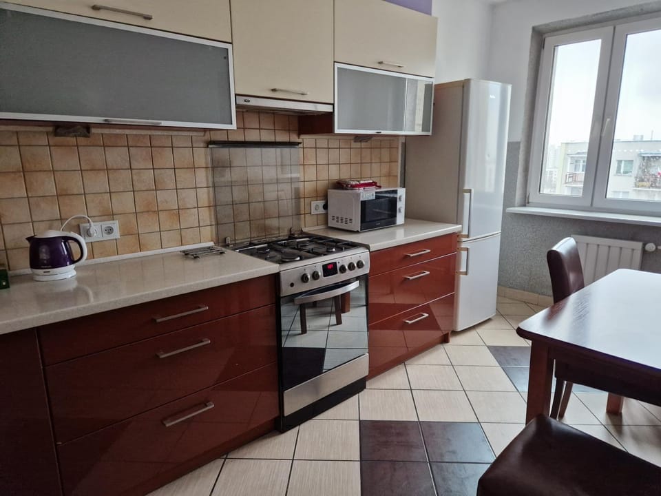 Coffee/tea facilities, Kitchen or kitchenette, Dining area, oven, stove