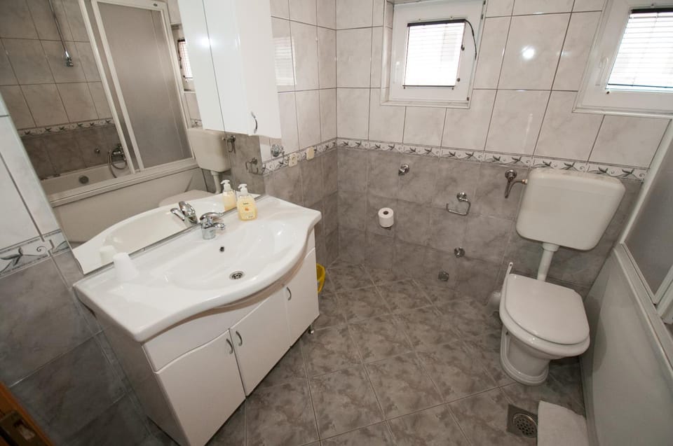 Shower, Toilet, Hot Tub, Bathroom