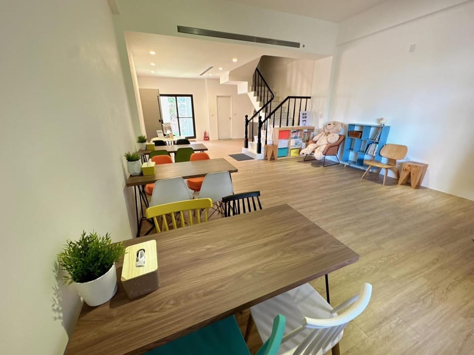Seating area, Dining area
