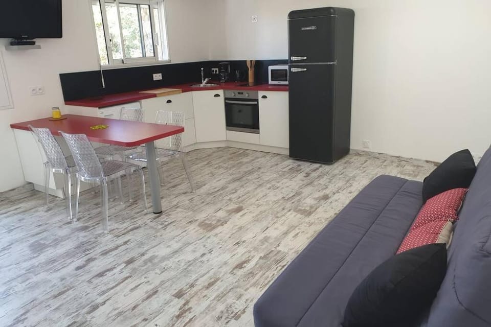 Living room, Dining area, stove