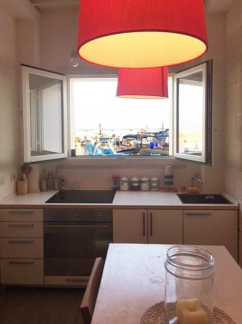Kitchen or kitchenette, Dining area