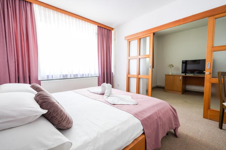 Bed, TV and multimedia, Bedroom, towels