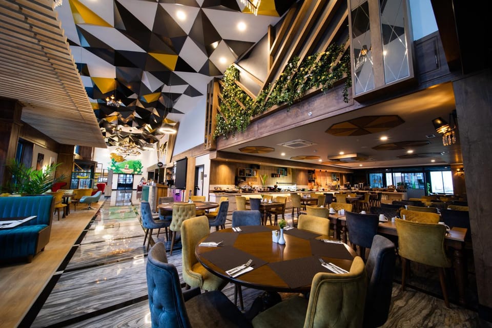 Restaurant/places to eat, Living room, Breakfast