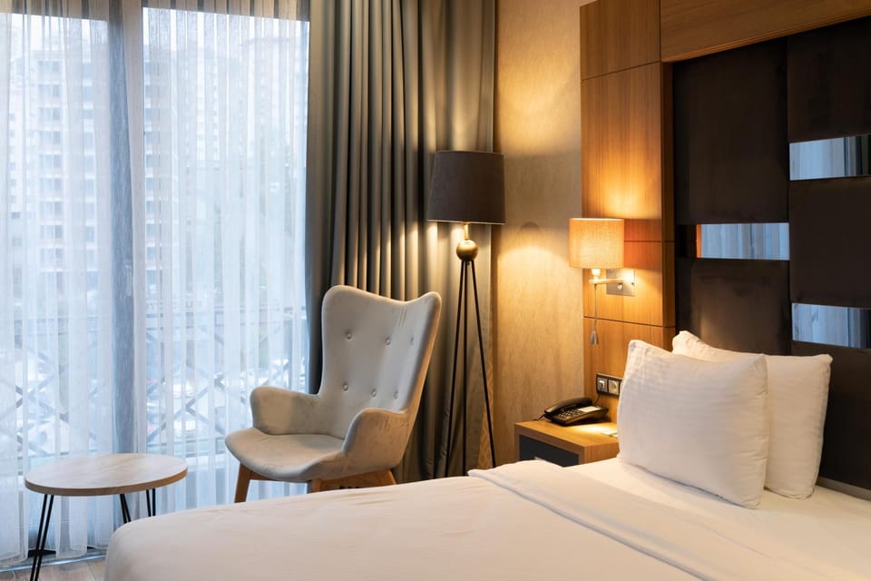 Bed, Seating area, Bedroom
