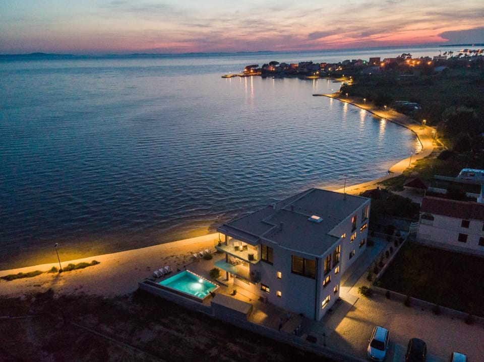 Jimmys Beach Privlaka - direkt am Meer, tollem Blick und beheiztem Pool Apartment in Zadar County