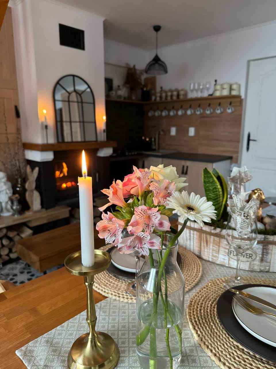 Dining area, fireplace