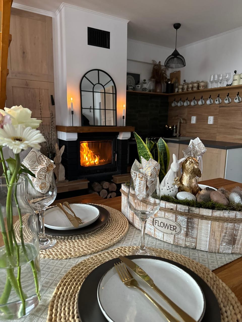 Kitchen or kitchenette, Dining area, fireplace