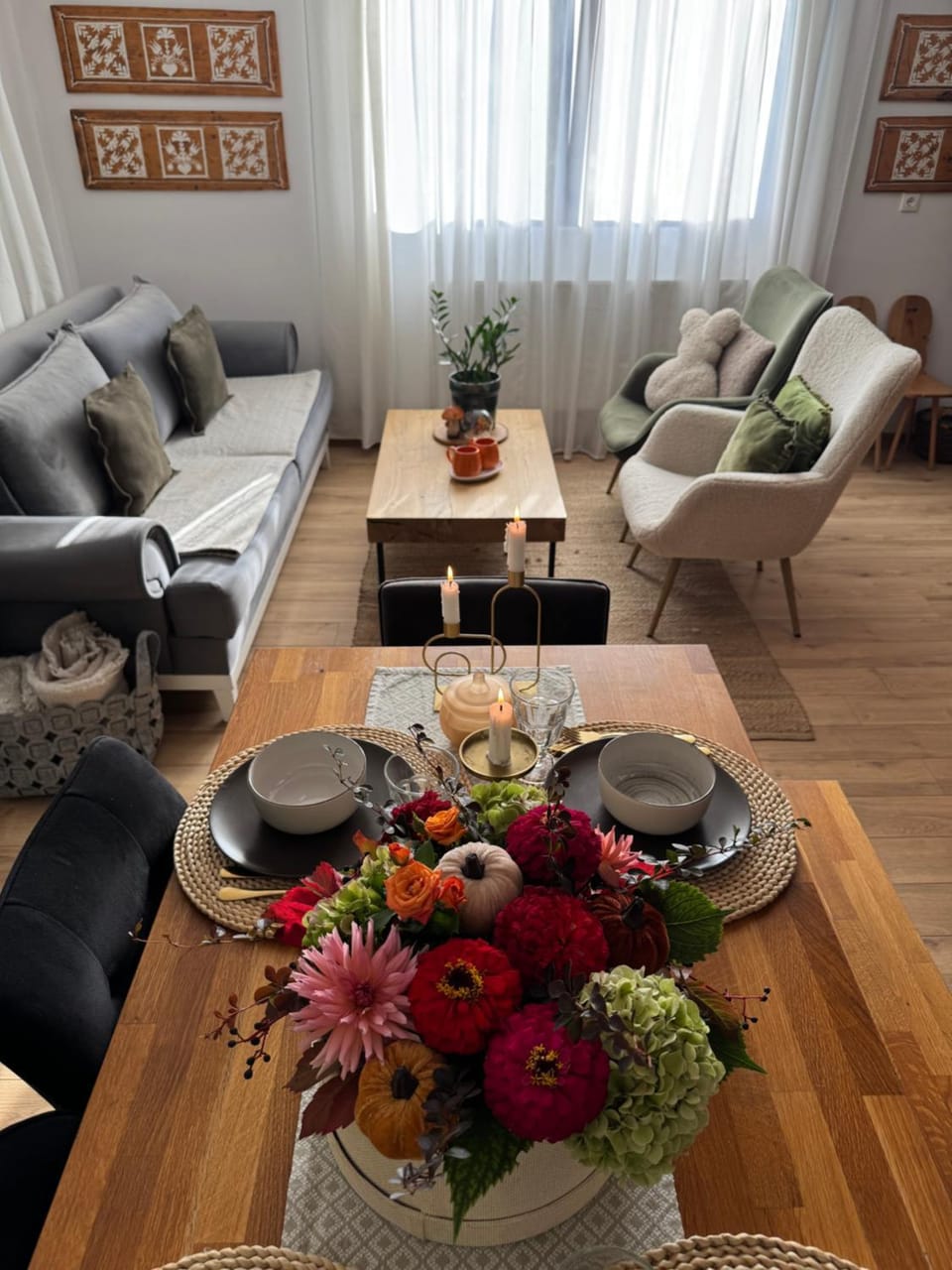 Living room, Seating area, Dining area