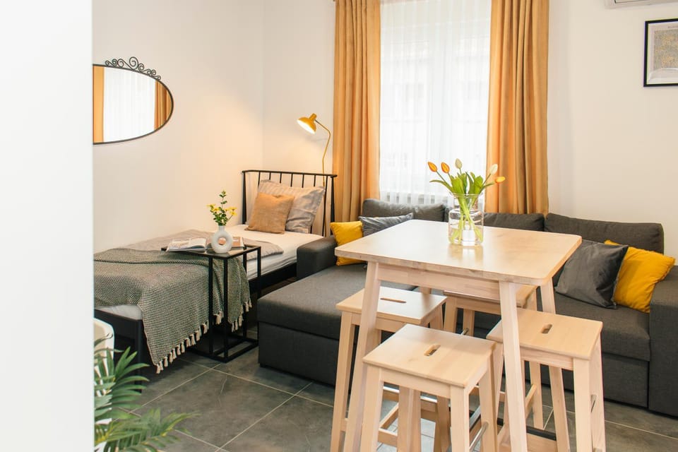 Bed, Living room, Photo of the whole room, Seating area, Dining area