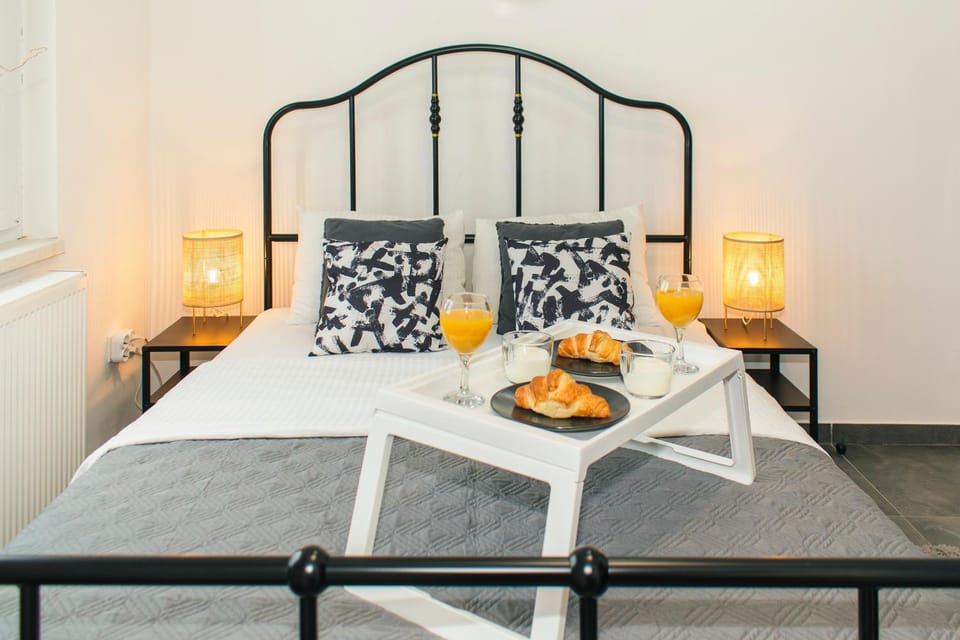 Bed, Food and drinks, Photo of the whole room, Bedroom