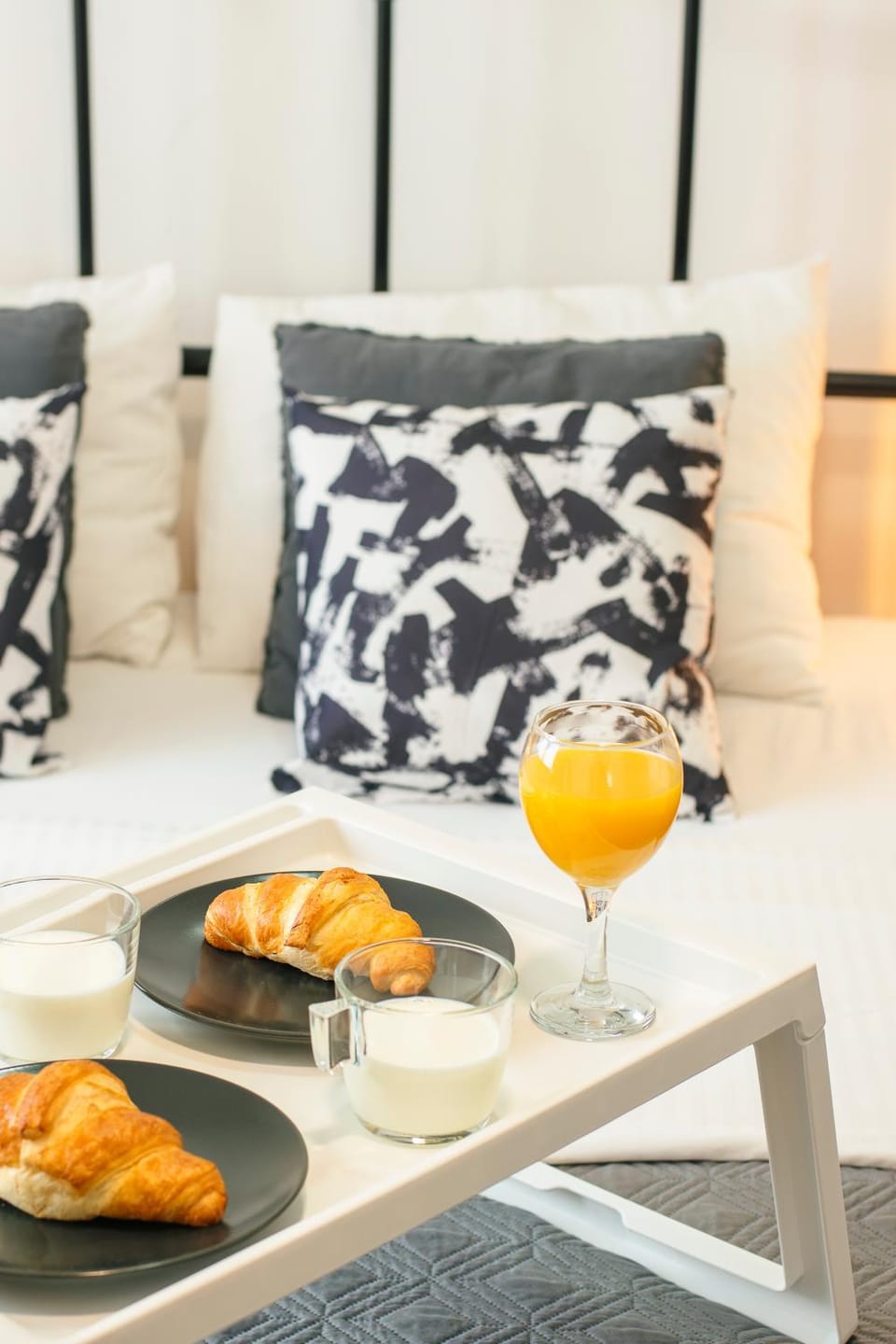 Bed, Food and drinks, Photo of the whole room, Bedroom, Food