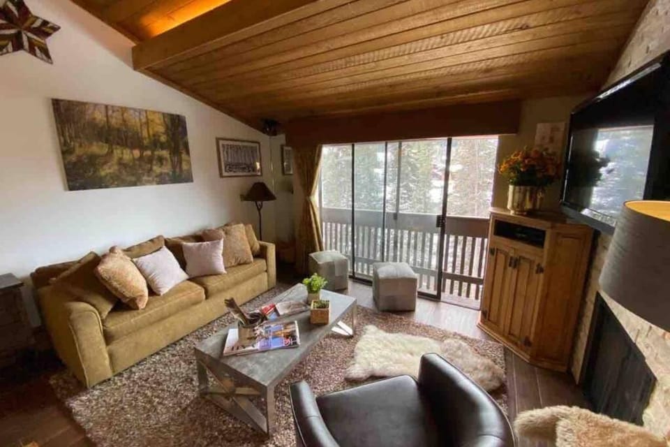 Best creek view and mountain view in town. Unbeatable location Apartment in Vail