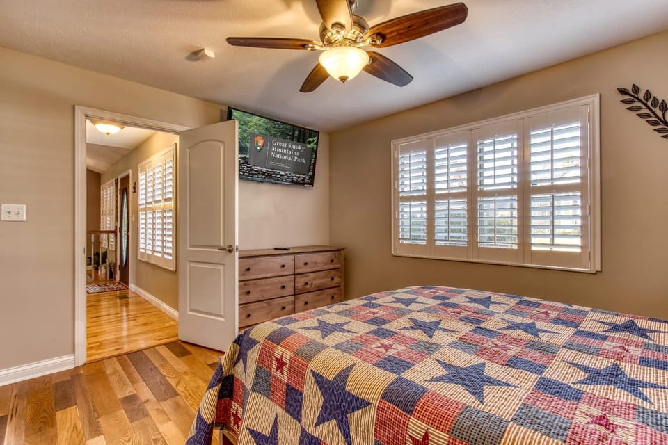 Saddleback Retreat, Game Room, Hot Tub, WIFI, 560 FREE tickets each paid day! Chalet in Sevierville