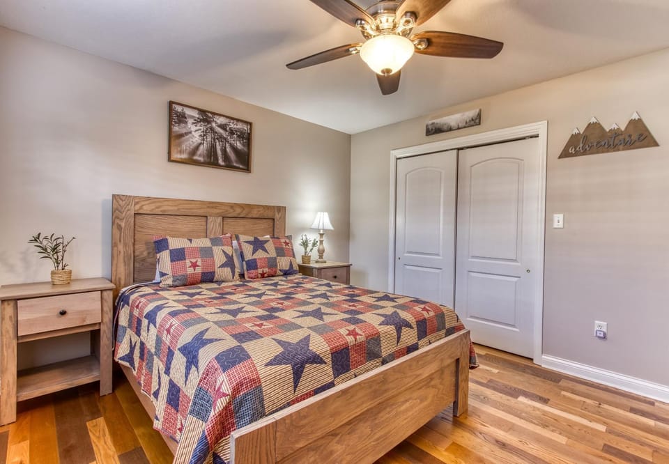 Saddleback Retreat, Game Room, Hot Tub, WIFI, 560 FREE tickets each paid day! Chalet in Sevierville