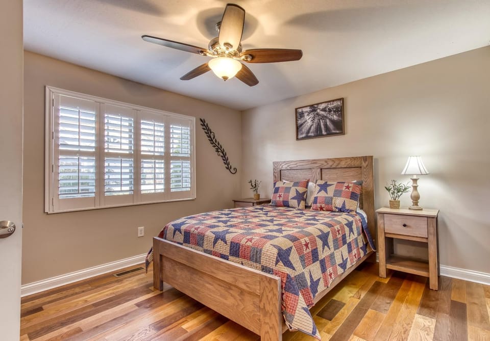 Saddleback Retreat, Game Room, Hot Tub, WIFI, 560 FREE tickets each paid day! Chalet in Sevierville