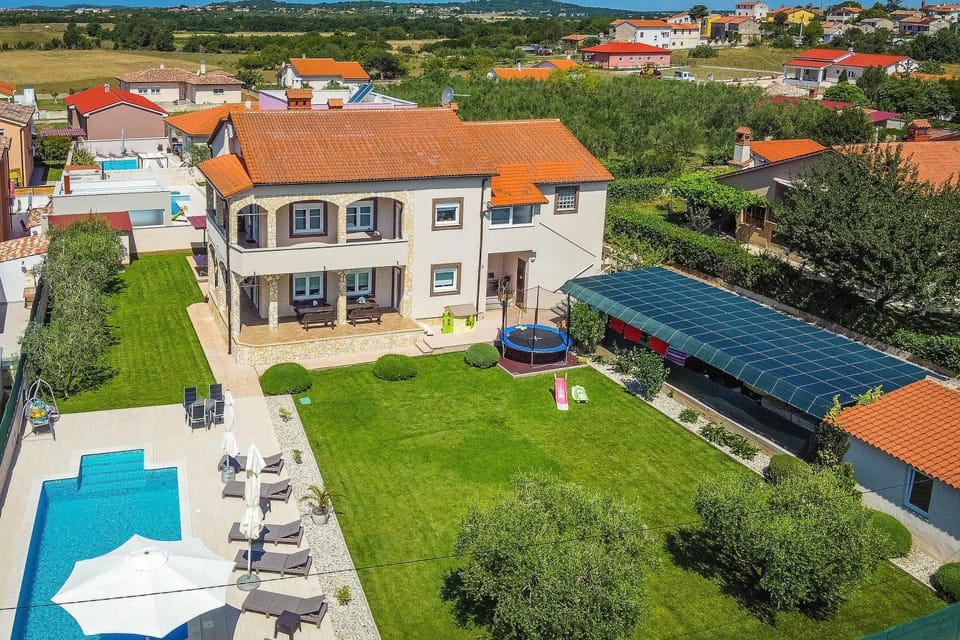 Property building, Bird's eye view, Garden view, Pool view, Swimming pool