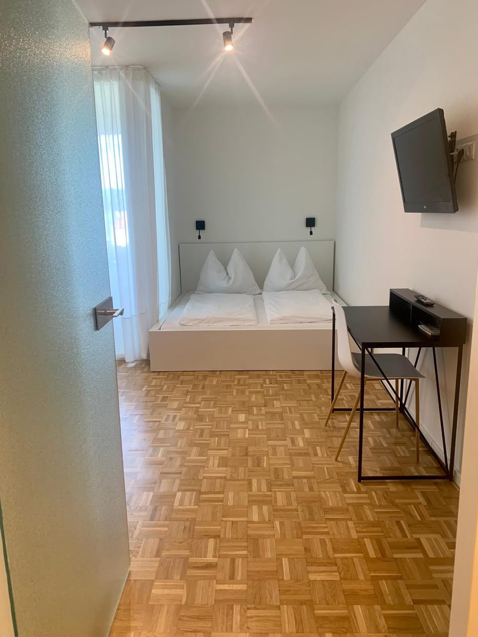 Bed, Photo of the whole room