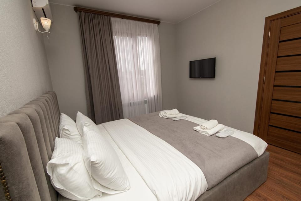 Bed, TV and multimedia, Bedroom, heating, towels, air conditioner