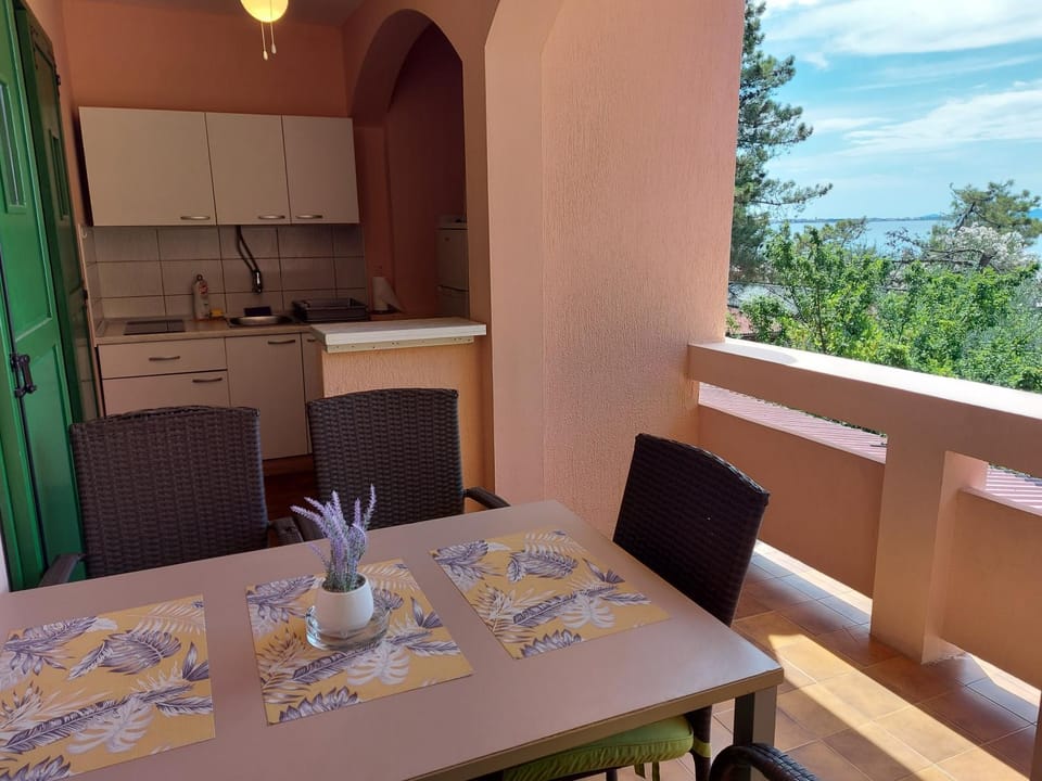 Kitchen or kitchenette, Dining area, Sea view, stove