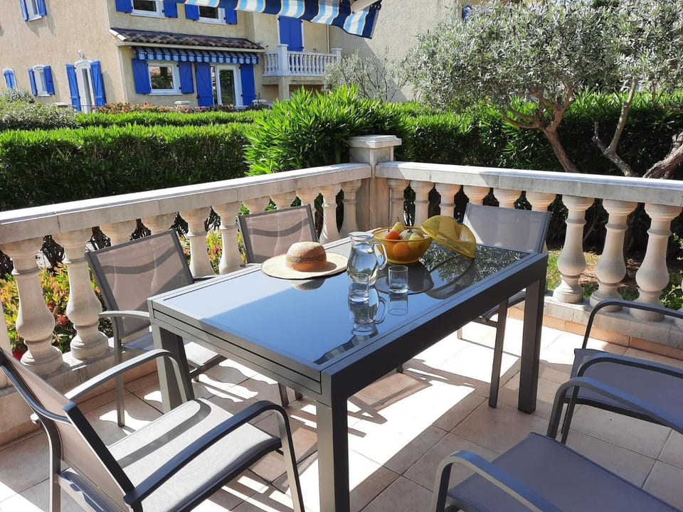 Patio, Dining area