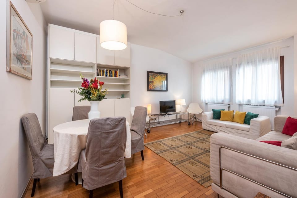 TV and multimedia, Living room, Seating area, Dining area