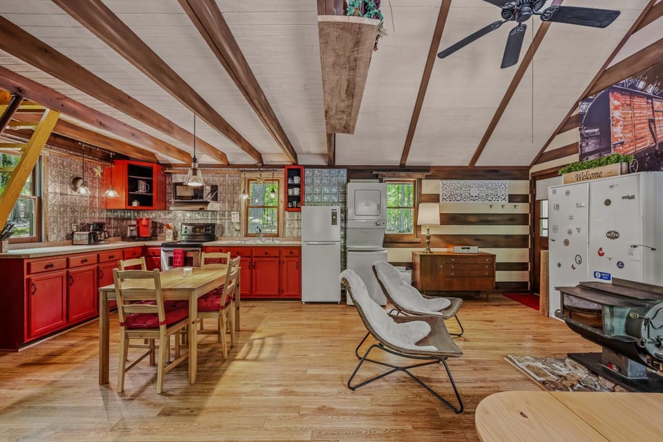 Kitchen or kitchenette, Living room, Seating area, Dining area, fireplace, oven
