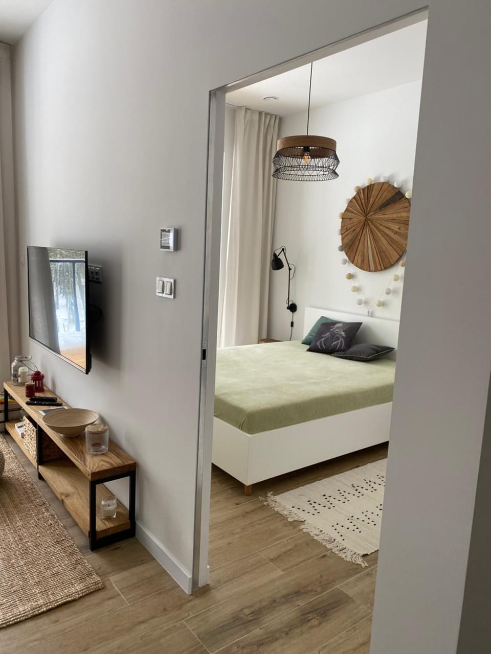 Bed, TV and multimedia, Living room, Photo of the whole room, Seating area, Bedroom