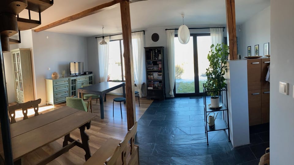 Communal lounge/ TV room, Garden, TV and multimedia, View (from property/room), Balcony/Terrace, Living room, Dining area, Garden view, Sunrise, Sunset