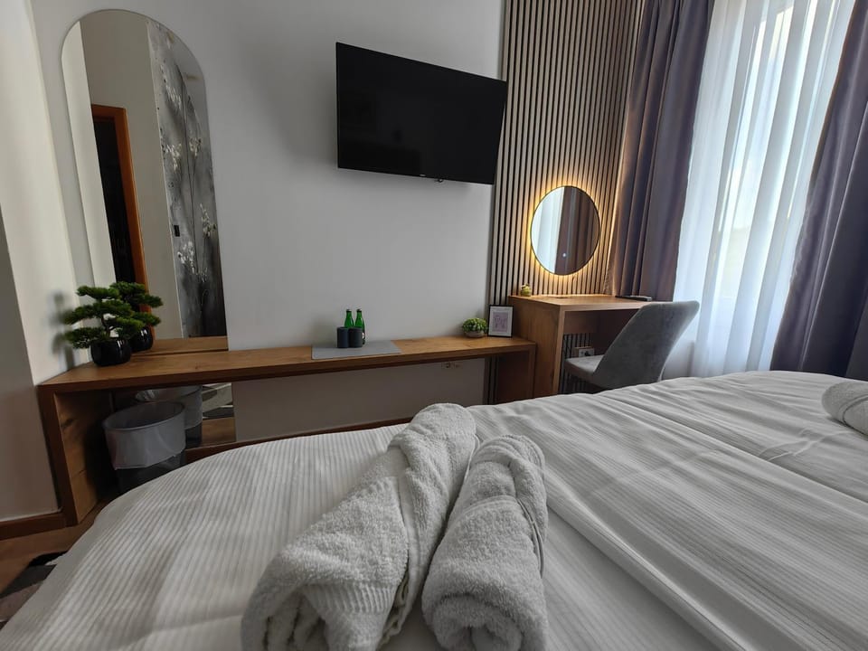 Shower, Bathroom, Pool view, Breakfast, air conditioner