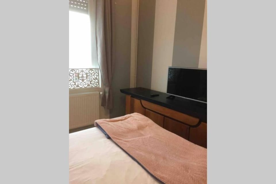 Bed, TV and multimedia, Bedroom