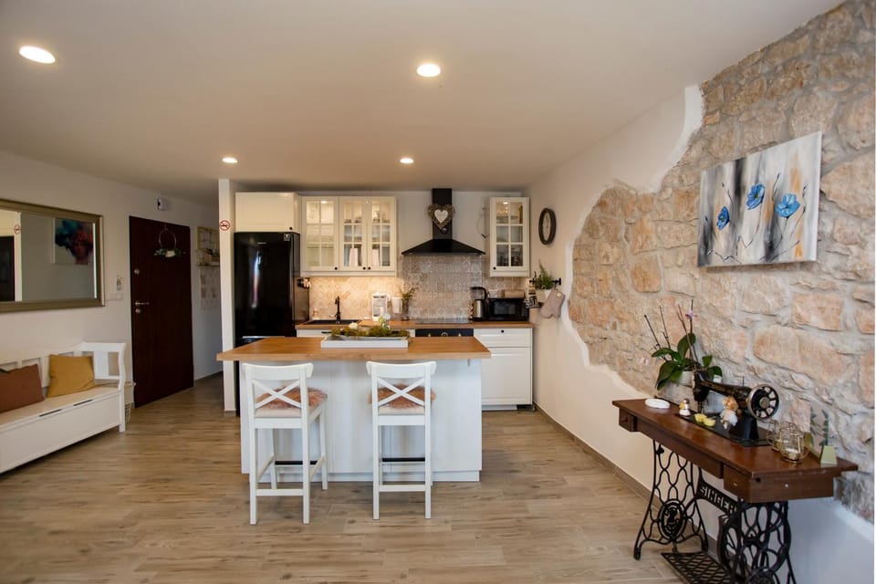 Kitchen or kitchenette, Dining area, minibar, pet friendly, stove