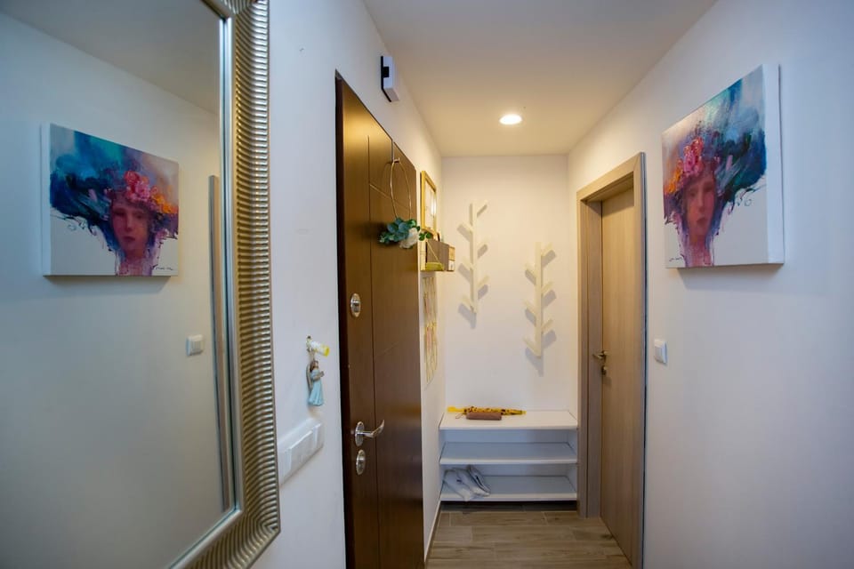 Facade/entrance, Photo of the whole room
