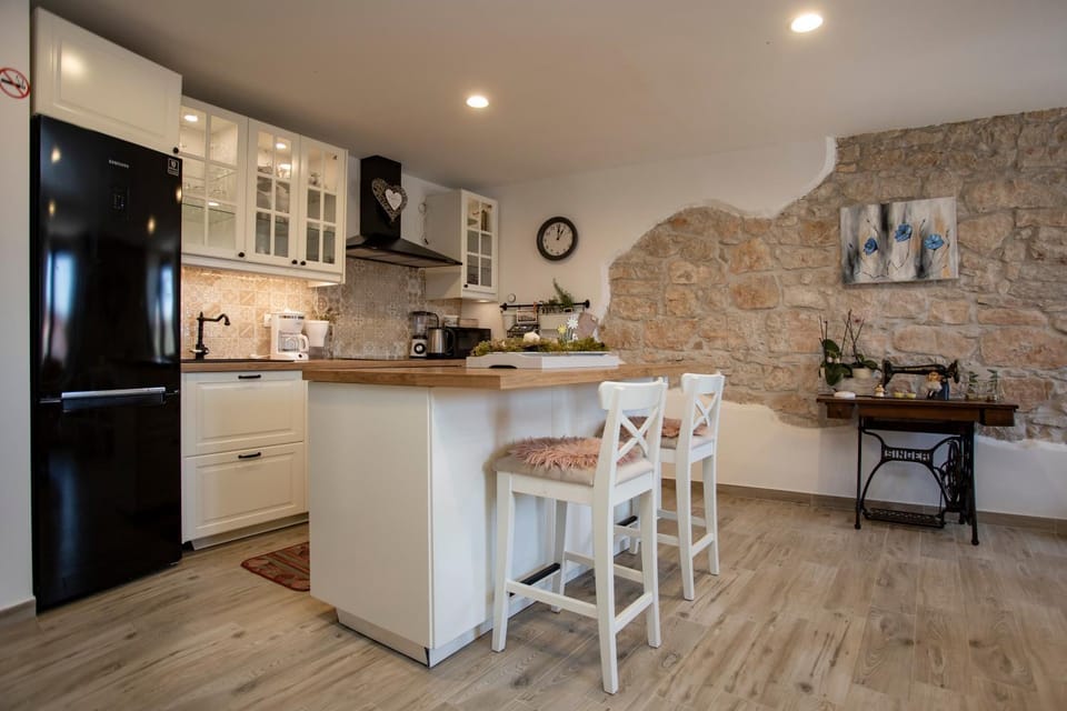 Kitchen or kitchenette, Dining area, dishwasher, minibar, pet friendly, stove, toaster