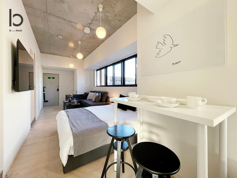 Bed, Seating area