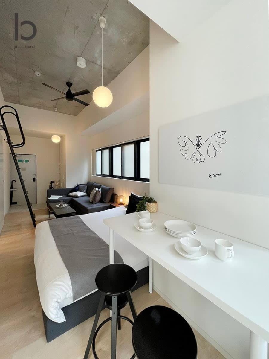 Bed, Seating area