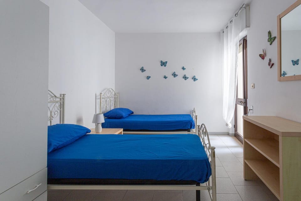 Photo of the whole room, Seating area, Bedroom