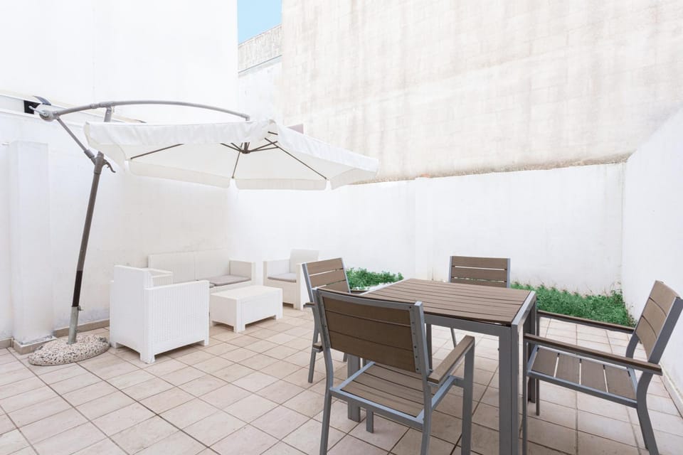 Patio, Day, Dining area