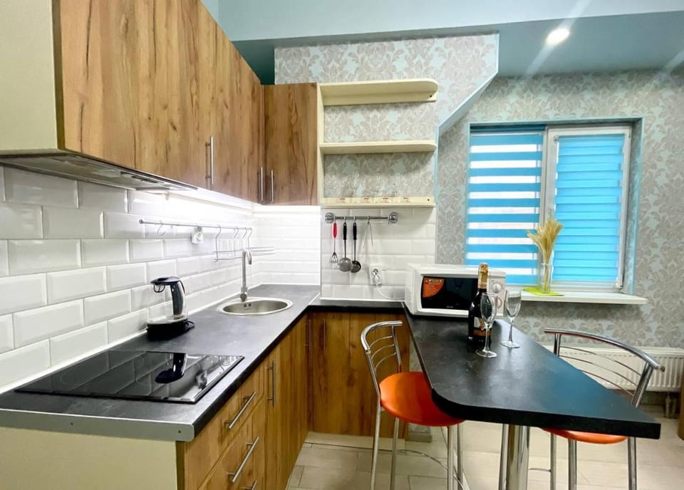 Kitchen or kitchenette, Dining area, minibar, stove