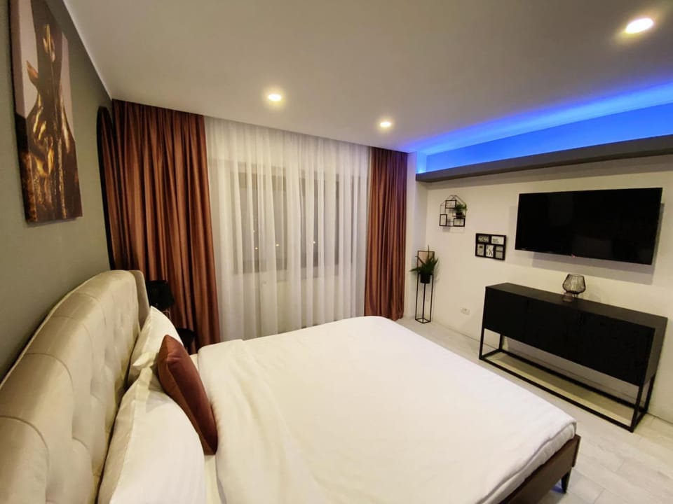 Bed, TV and multimedia, Bedroom