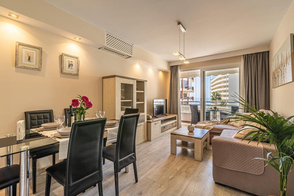 Lounge or bar, air conditioner