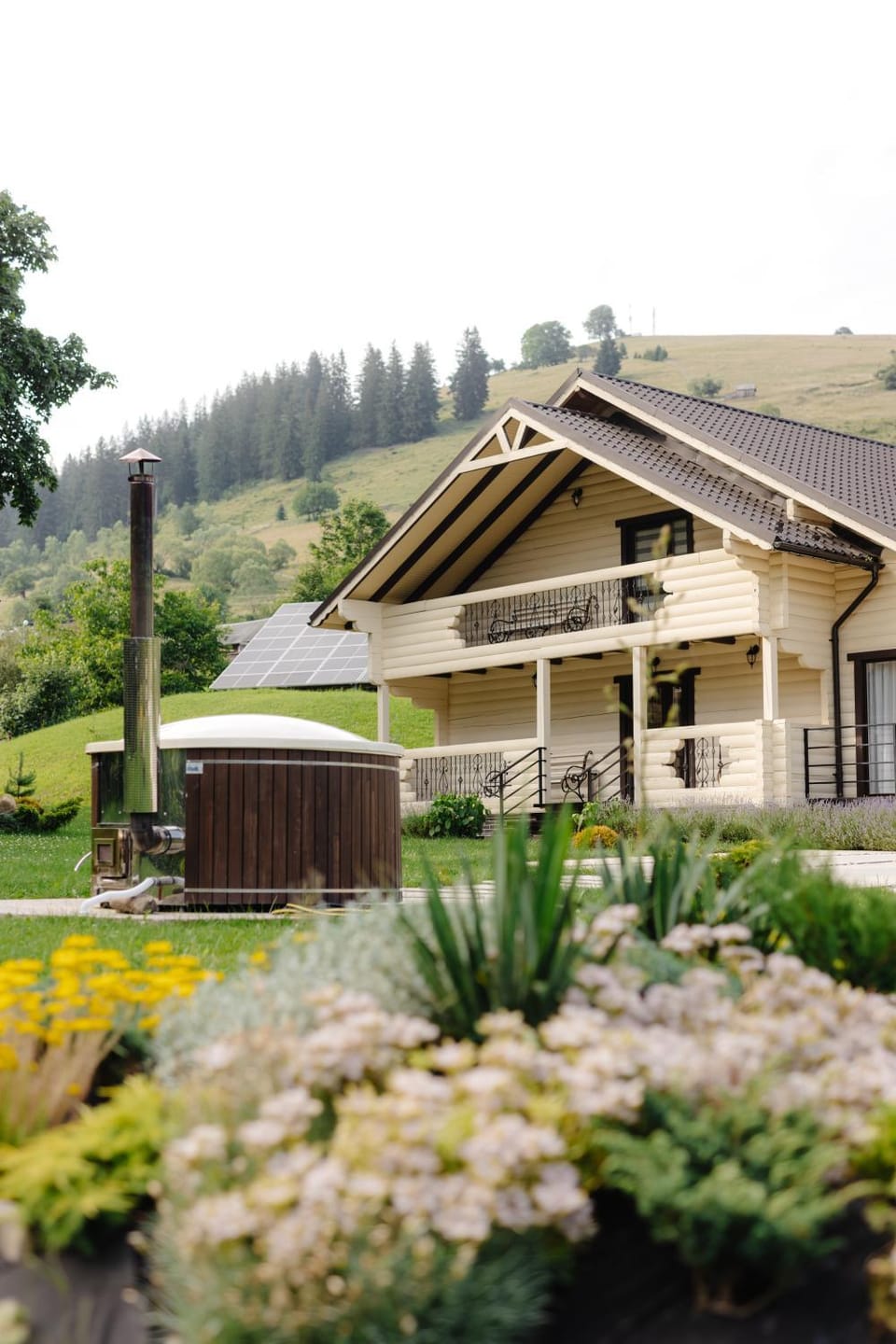 Property building, Natural landscape, Garden, Spa and wellness centre/facilities, Garden view, Mountain view