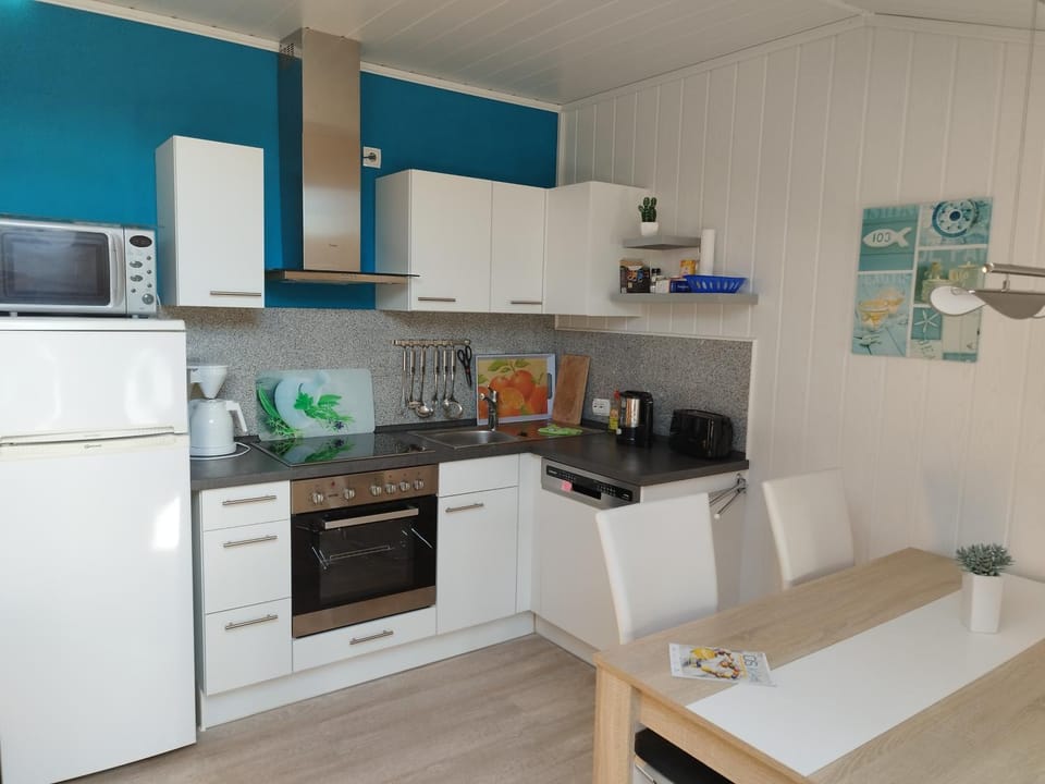 Kitchen or kitchenette, Dining area, dishwasher, minibar, pet friendly, stove, toaster