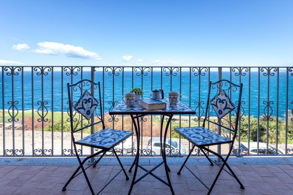 Patio, Natural landscape, Balcony/Terrace, Dining area, Sea view