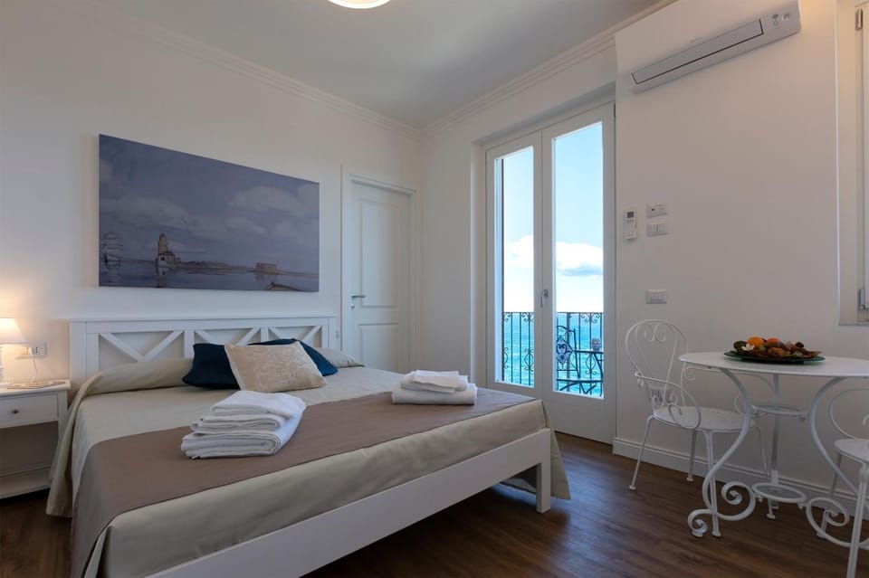 Balcony/Terrace, Photo of the whole room, Bedroom, Sea view, towels