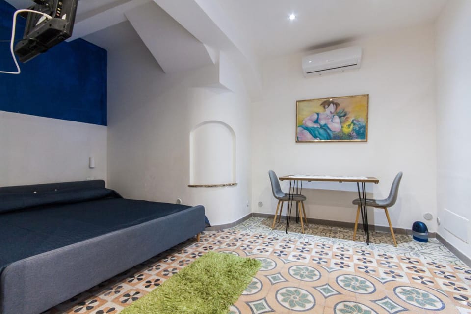 Bed, Seating area