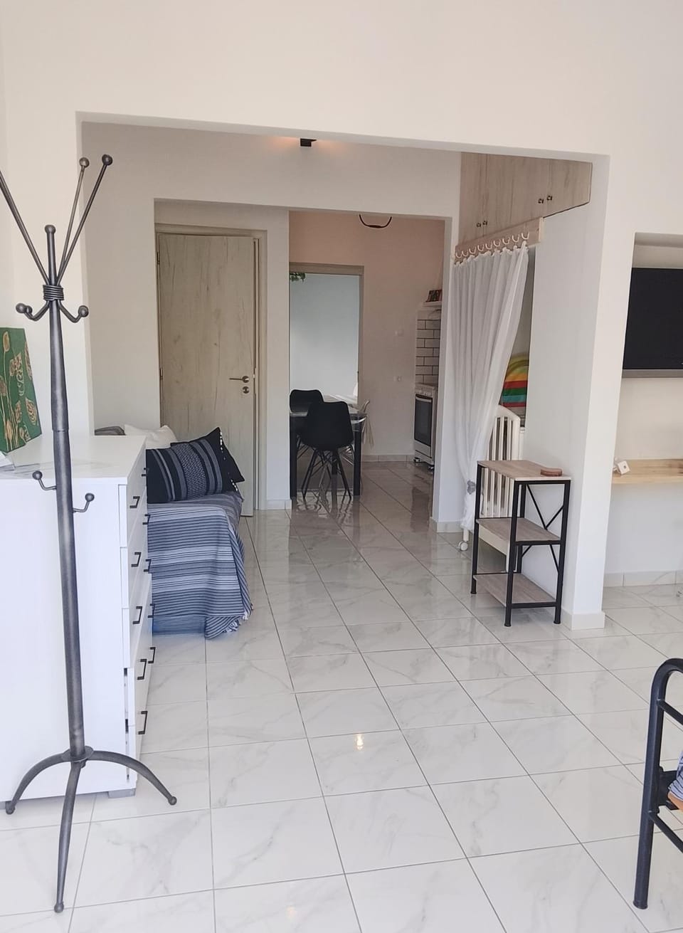 TV and multimedia, Living room, Seating area, Dining area